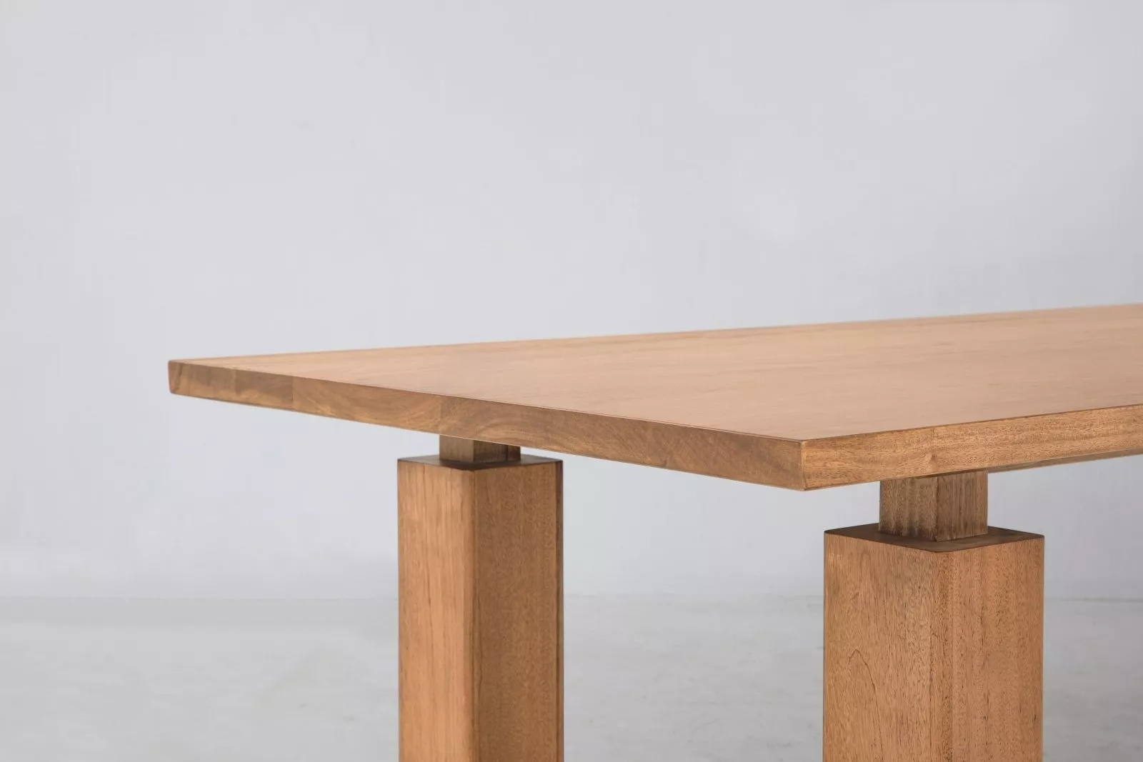 Wolo Dining Table